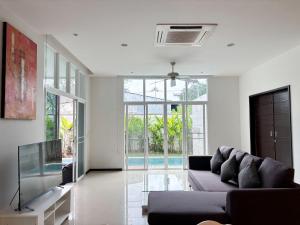 Posezení v ubytování 3 BR Oxygen Pool Villa 271-26