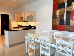 Kuchyň nebo kuchyňský kout v ubytování 3 BR Oxygen Pool Villa 271-26