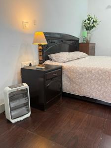 En eller flere senge i et værelse på 10 Minutes from Airport- Farmify - Peaceful Village Farmstay