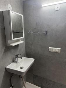 Et badeværelse på 10 Minutes from Airport- Farmify - Peaceful Village Farmstay + 13 billeder