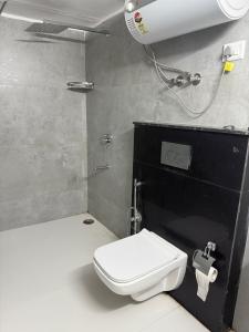 Et badeværelse på 10 Minutes from Airport- Farmify - Peaceful Village Farmstay