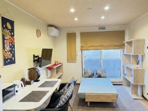 高山市にあるビューノ飛騨高山のベッドとテーブルと椅子のある部屋