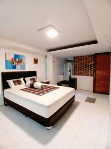 een slaapkamer met een groot bed in een kamer bij Omah Jamblangan in Cebongan