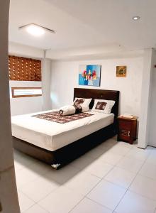 een slaapkamer met een groot bed in een kamer bij Omah Jamblangan in Cebongan