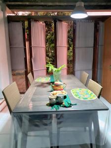 een eettafel met een glazen tafelblad bij Omah Jamblangan in Cebongan