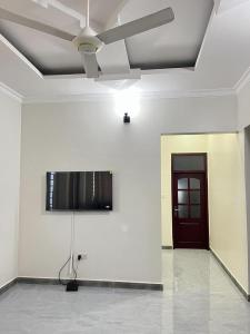 een witte kamer met een plafondventilator en een deur bij Leo Home 1 in Nungwi +36 foto's