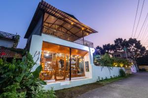una casa con puertas de cristal y techo en Ama Garden Sauraha, en Sauraha
