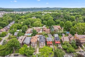 een luchtfoto van een huis bij Modern 1 Bdr Apt King bed Sleeps4 in Pittsburgh
