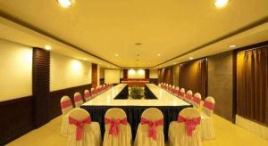 una sala de conferencias con una mesa larga y sillas en Hotel Bintang Tawangmangu, en Tawangmangu