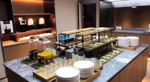ein Buffet mit Tellern und anderen Speisen in der Unterkunft Super 8 Hotel Xian Nanshaomen in Xi'an