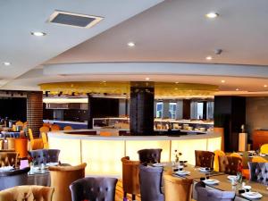 Fortune Hotel Longyan في لونغيان: مطعم به طاولات وكراسي وبار