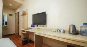 Una televisión o centro de entretenimiento en Super 8 Hotel Jinan Railway Station Square 100 fotos más