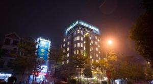 a tall building with lights on top of it at night at Gia Bao Hotel Bac Ninh in Ðồng Ky
