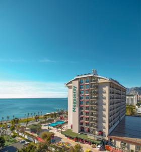 eine Luftaufnahme eines Hotels und des Ozeans in der Unterkunft Megasaray Westbeach Antalya in Antalya