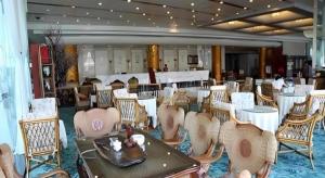 ein Esszimmer mit Stühlen und Tischen und einer Tisch- und Stuhlplatte in der Unterkunft Zhengzhou Airport Hotel in Zhengzhou Xinzheng International AIrport