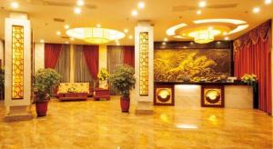 Guangyuan Hotel Gutian Fujian في لونغيان: لوبي الفندق مع وجود لوحة كبيرة على الحائط