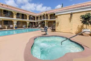 エルカホンにあるEl Cajon San Diego Eastのホテルの中庭にあるホットタブを利用できます。 +23枚の写真