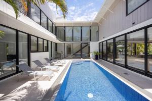 Πισίνα στο ή κοντά στο Luxury Retreat with Private Beach & Jetty