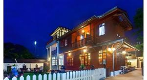 PhimaiにあるPhimai Paradise Houseの夜の柵の家