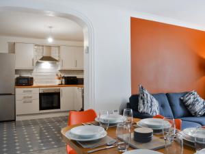 ein Wohnzimmer mit einem blauen Sofa und einem Tisch in der Unterkunft Ransdale Cottage in Bridlington