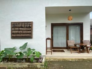 特特巴图Sagunalam Tetebatu的一个带桌椅的房屋门廊