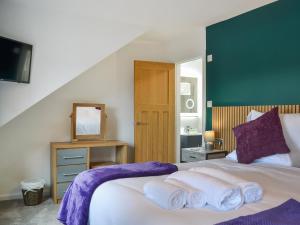 ein Schlafzimmer mit einem Bett mit Handtüchern darauf in der Unterkunft Ransdale Cottage in Bridlington + 13 Fotos