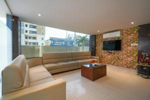 ein Wohnzimmer mit Sofa und Fernseher in der Unterkunft Open Hotel by Olive - Hotel Siddartha Elite in Vijayawada