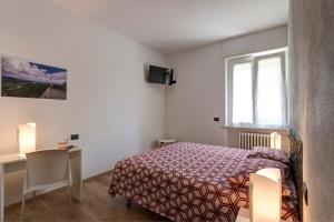 a small bedroom with a bed and a window at B&B Villa Giuli in Varese