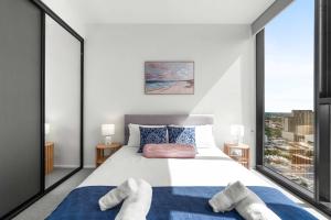 En eller flere senge i et værelse på Skyview City Escape - Walkable & Central + 25 billeder