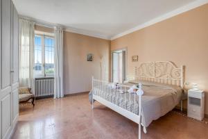 une chambre avec un lit blanc dans une pièce dans l'établissement Villino Maria - Happy Rentals, à Angera