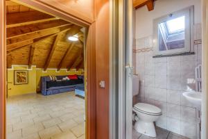 Il comprend un salon et une salle de bains pourvue de toilettes. dans l'établissement Villino Maria - Happy Rentals, à Angera 34 autres photos
