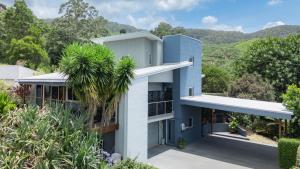 Cảnh núi rừng hoặc tầm nhìn ra núi từ nhà nghỉ dưỡng