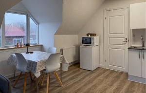 Kuchyň nebo kuchyňský kout v ubytování 1 Bedroom Beautiful Apartment In Varde