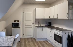 Kuchyň nebo kuchyňský kout v ubytování 1 Bedroom Beautiful Apartment In Varde