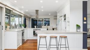 Nhà bếp/bếp nhỏ tại Station on Pearce +9 ảnh