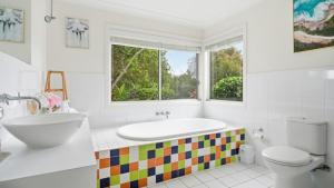 une salle de bain avec baignoire et toilettes et une fenêtre dans l'établissement Station on Pearce, à Coffs Harbour 14 autres photos