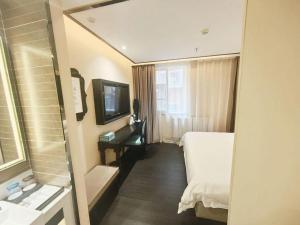 um quarto de hotel com uma cama e uma televisão em Xana Hotelle Xi'an GONG IP South Gate of Zhonglou em Xian mais 238 fotografias