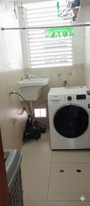 eine Küche mit Spüle und Mikrowelle in der Unterkunft Apartamento familiar amplio y cómodo en Pueblo Libre in Lima + 8 Fotos