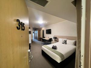 Una cama o camas en una habitación de Pavilion Hotel Wagga Wagga 37 fotos más