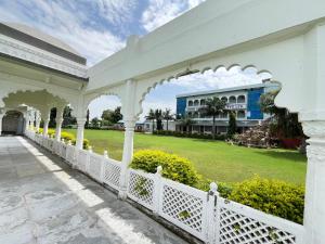 Zahrada ubytování SHREE DWARKESH RESORT & WATERPARK I 07km from shreenathji temple 966o9o1oo6 + 16 fotografií