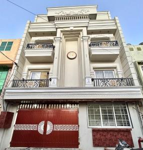 een gebouw met een klok vooraan bij Ocean Regency in Ujjain