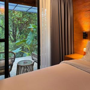 Postel nebo postele na pokoji v ubytování Clovehigh Cabin and Homestay Munduk