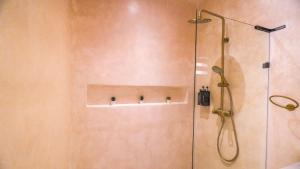 ein Badezimmer mit Dusche mit Glastür in der Unterkunft Villa Sorrento by SMS Hospitality in San Antonio + 20 Fotos