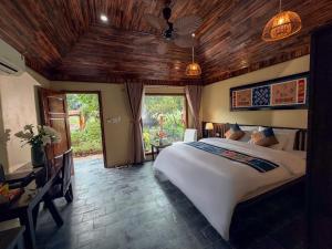 Postel nebo postele na pokoji v ubytování Tràng An Valley Retreat