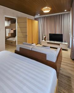 ein großes Schlafzimmer mit 2 Betten und einem TV in der Unterkunft Villa Sorrento by SMS Hospitality in San Antonio