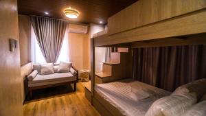 ein Schlafzimmer mit zwei Etagenbetten und einem Fenster in der Unterkunft Villa Sorrento by SMS Hospitality in San Antonio