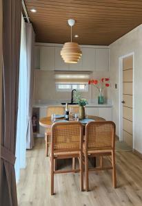 eine Küche und ein Esszimmer mit Tisch und Stühlen in der Unterkunft Villa Sorrento by SMS Hospitality in San Antonio