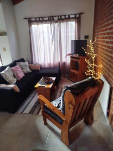 Una sala de estar con un sofá y un árbol de Navidad. en Open Beach, en Aguas Verdes