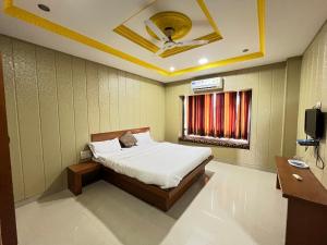 Postel nebo postele na pokoji v ubytování SHREE DWARKESH RESORT & WATERPARK I 07km from shreenathji temple 966o9o1oo6
