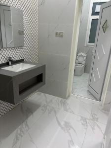 Koupelna v ubytování البيت الشرقي للإيجار اليومي + 17 fotografií